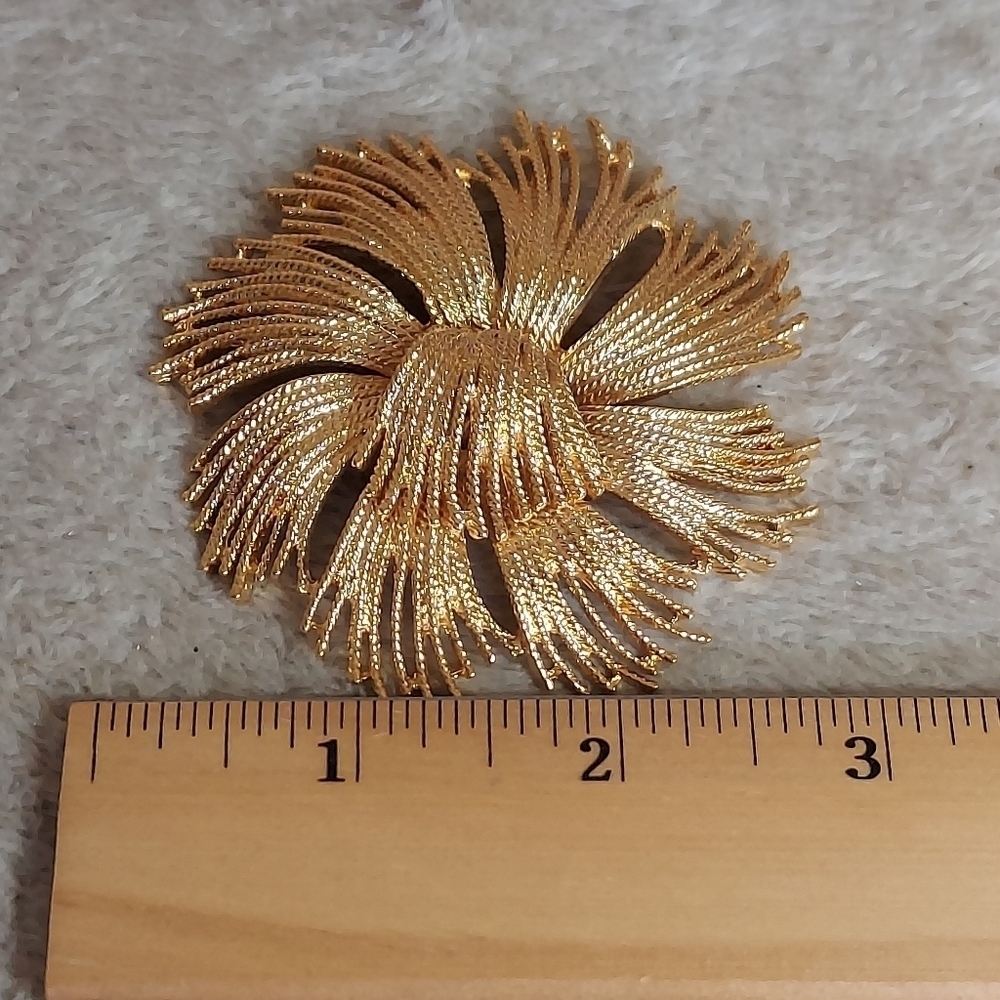 Monet Vintage signed Large Huge Cardelia Flower Brooch Gold Tone Pin - Picture 3 of 10